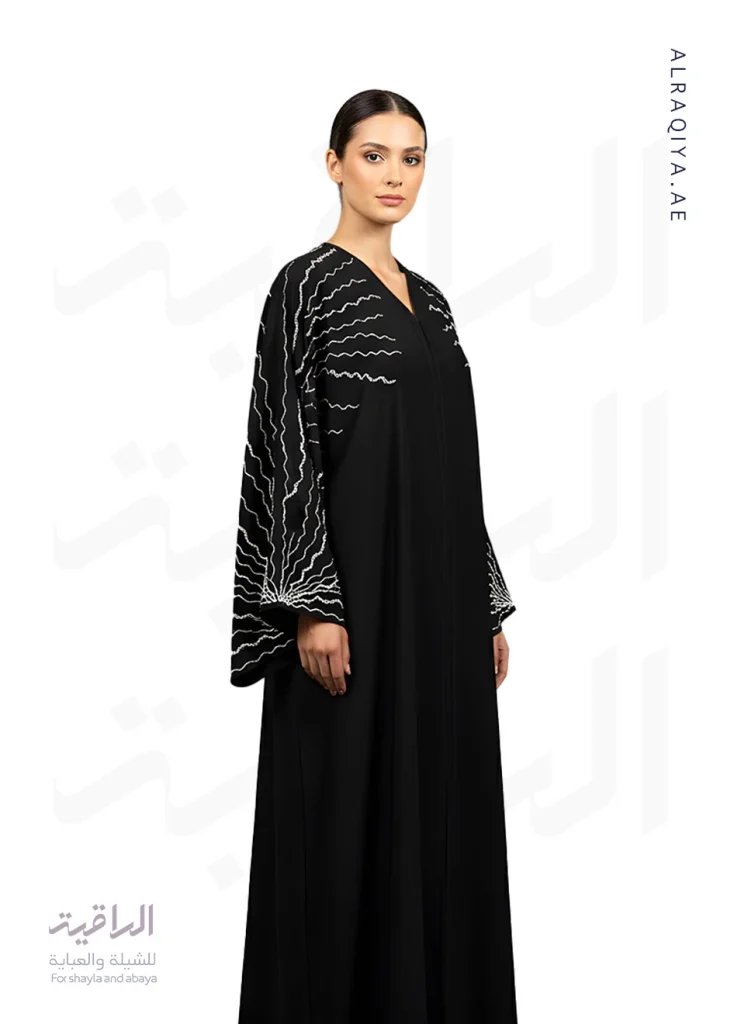 عباية نسائية سوداء فاخرة بقصة مفتوحة وتطريز يدوي باللون الأبيض على الأكمام الواسعة