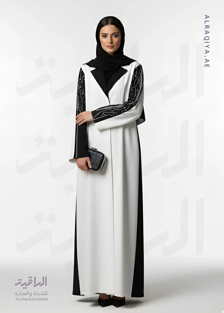 عباية نسائية فاخرة باللونين الأبيض والأسود بتصميم مفتوح وتطريز كريستال يدوي على الأكمام